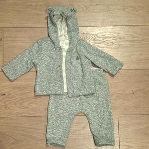 3/$30 BabyGAP Reversible Bear Outfit 3-6 months